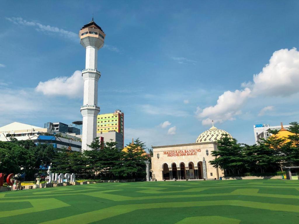 Capital O 92557 Mekarwangi Square By Agus